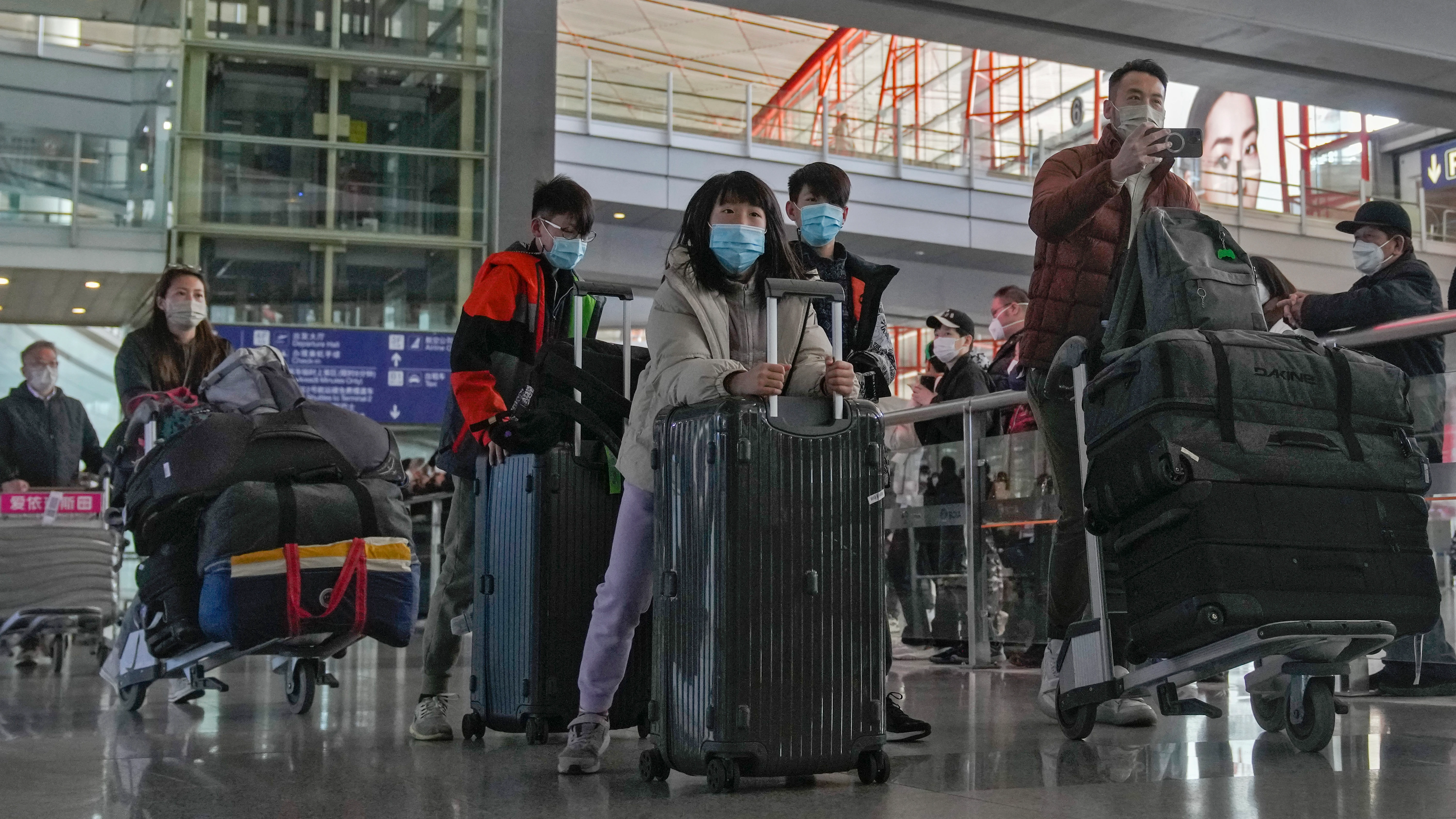 Pasajeros de Hong Kong llegan al Aeropuerto de Pekín, el domingo 8 de enero de 2023. 