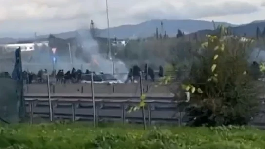 Batalla campal en plena autopista entre ultras de Nápoles y Roma Batalla campal en plena autopista entre ultras de Nápoles y Roma