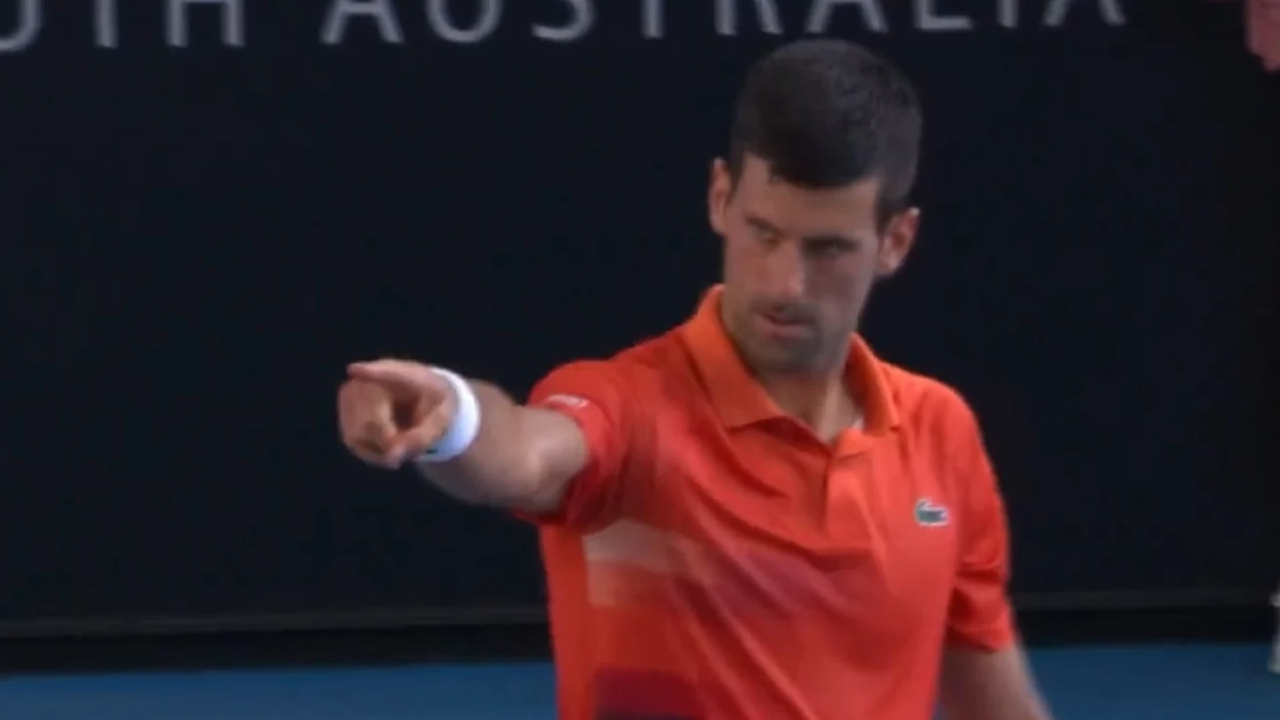 Novak Djokovic echa a su hermano de la pista Novak Djokovic echa a su hermano de la pista
