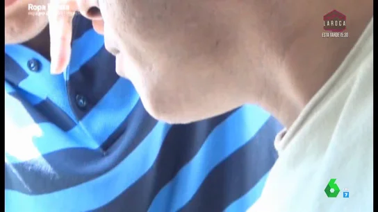 El momento en el que un patrón de la industria textil entra en el coche de Equipo de Investigación para increparles El momento en el que un patrón de la industria textil entra en el coche de Equipo de Investigación para increparles