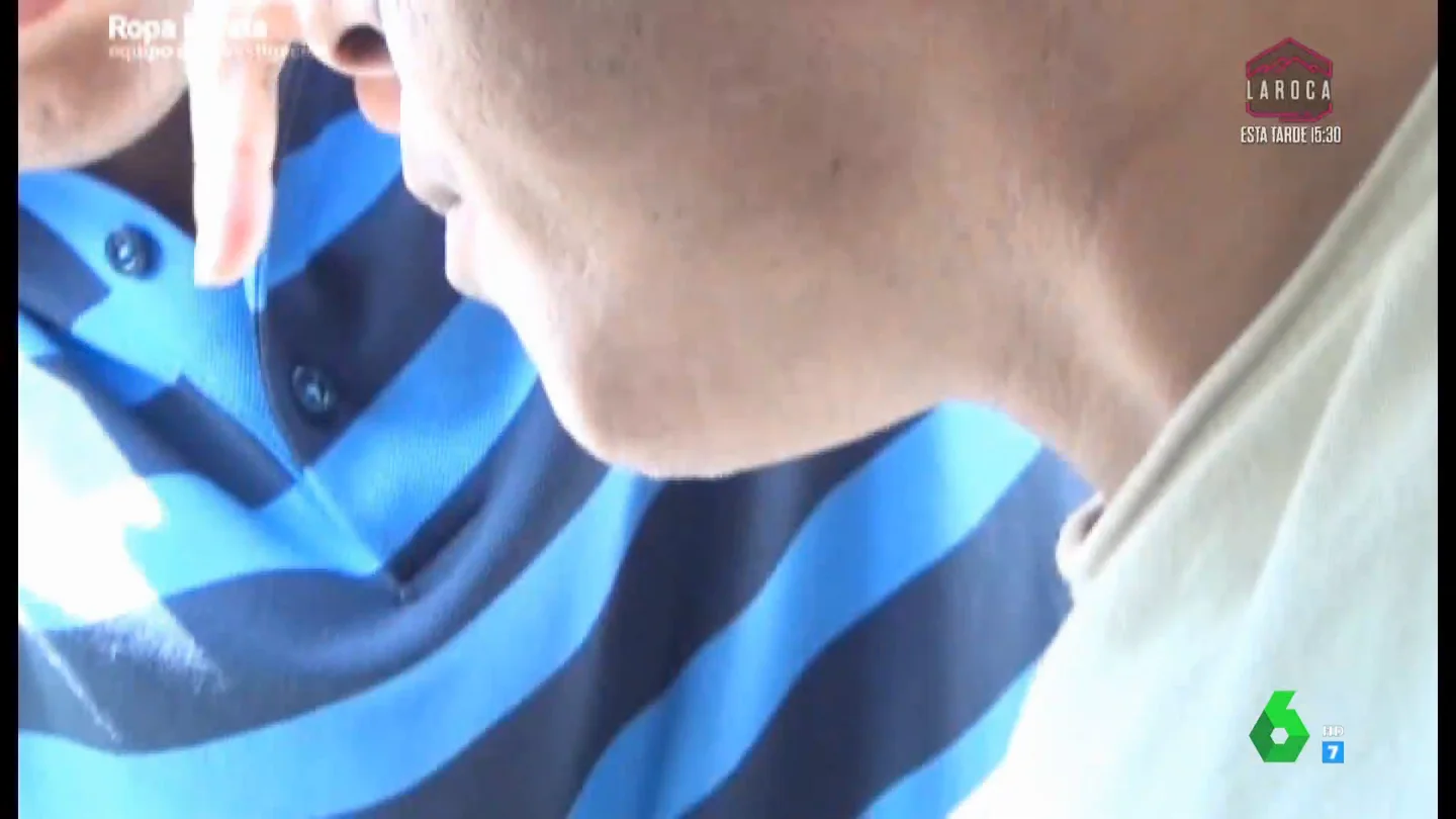 El momento en el que un patrón de la industria textil entra en el coche de Equipo de Investigación para increparles El momento en el que un patrón de la industria textil entra en el coche de Equipo de Investigación para increparles