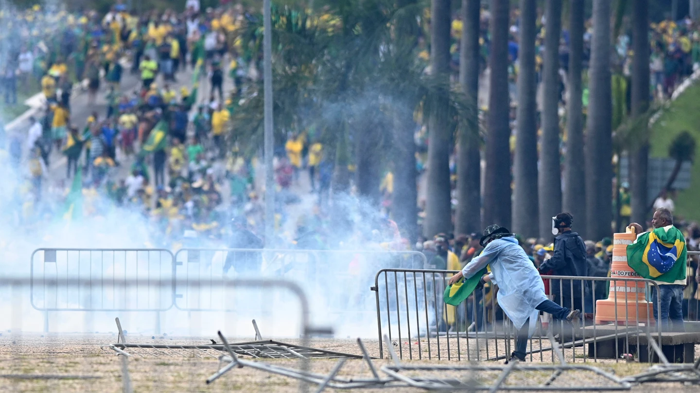 Los bolsonaristas radicales rematan meses de ataques contra Lula con un asalto al poder en Brasil Los bolsonaristas radicales rematan meses de ataques contra Lula con un asalto al poder en Brasil
