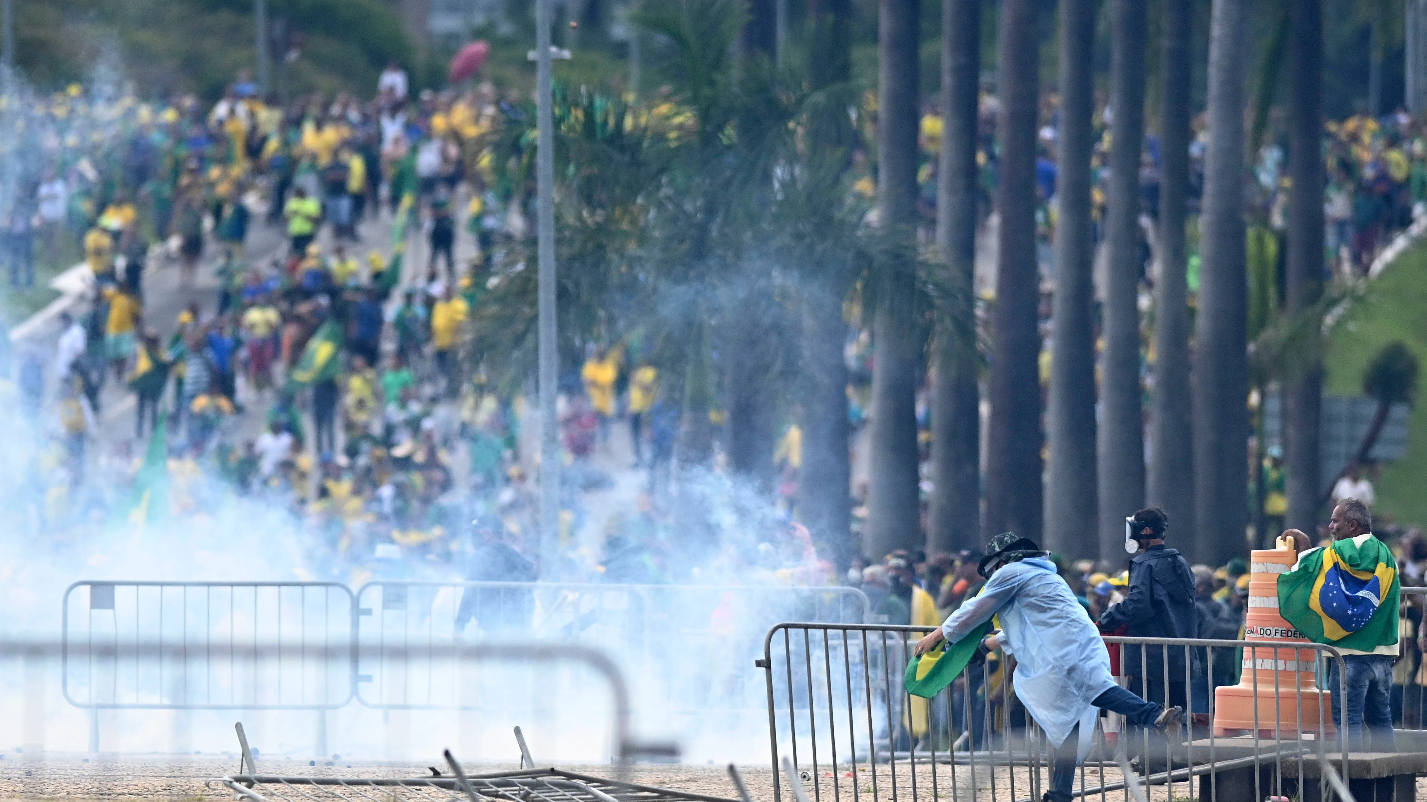 Los bolsonaristas radicales rematan meses de ataques contra Lula con un asalto al poder en Brasil