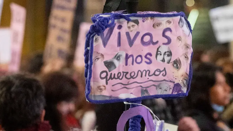 Una mujer sostiene una pancarta durante una manifestación contra las violencias machistas, 25 de noviembre de 2022, en Madrid (España).