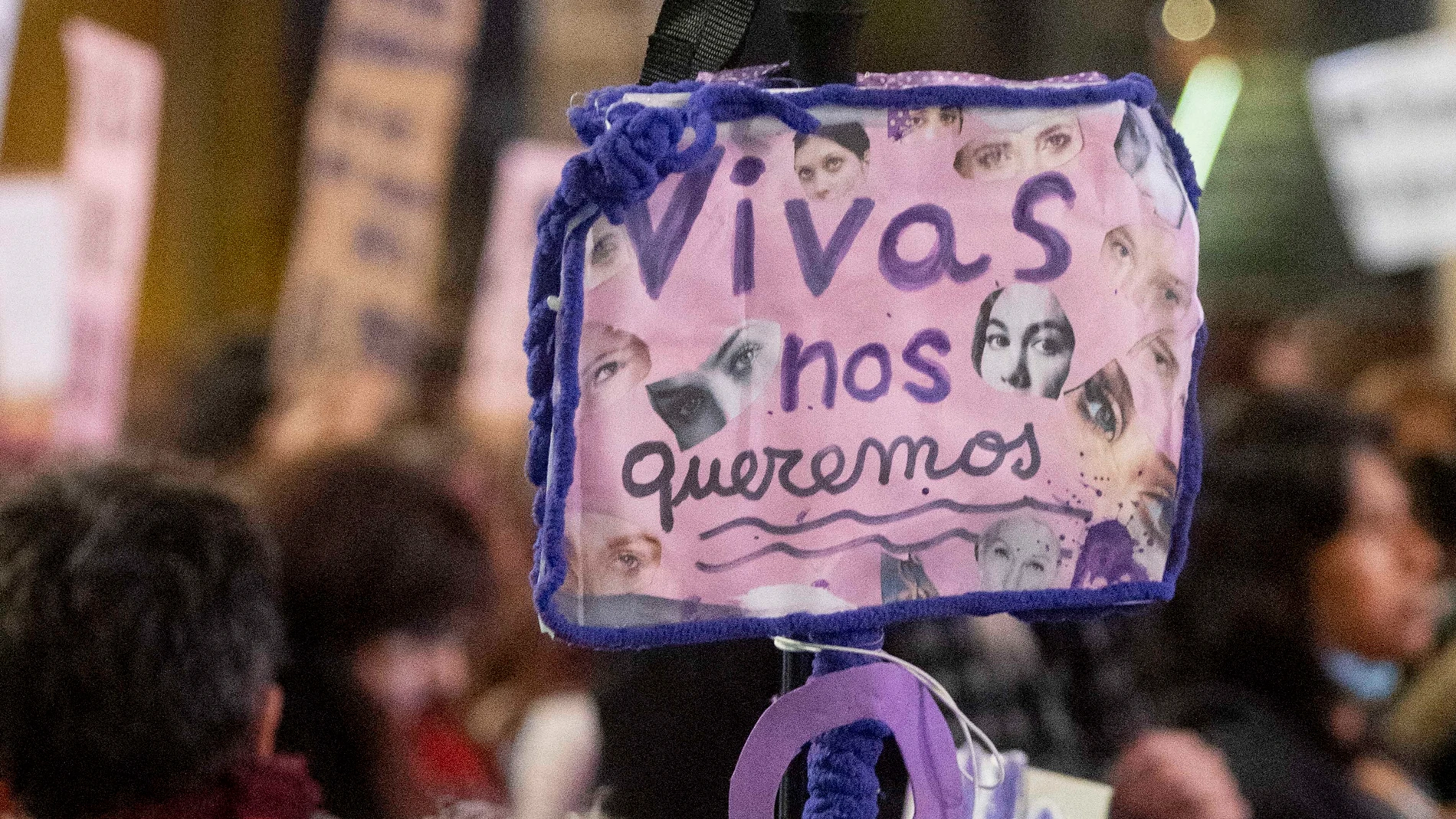 Una mujer durante una manifestación contra las violencias machistas, 25 de noviembre de 2022, en Madrid