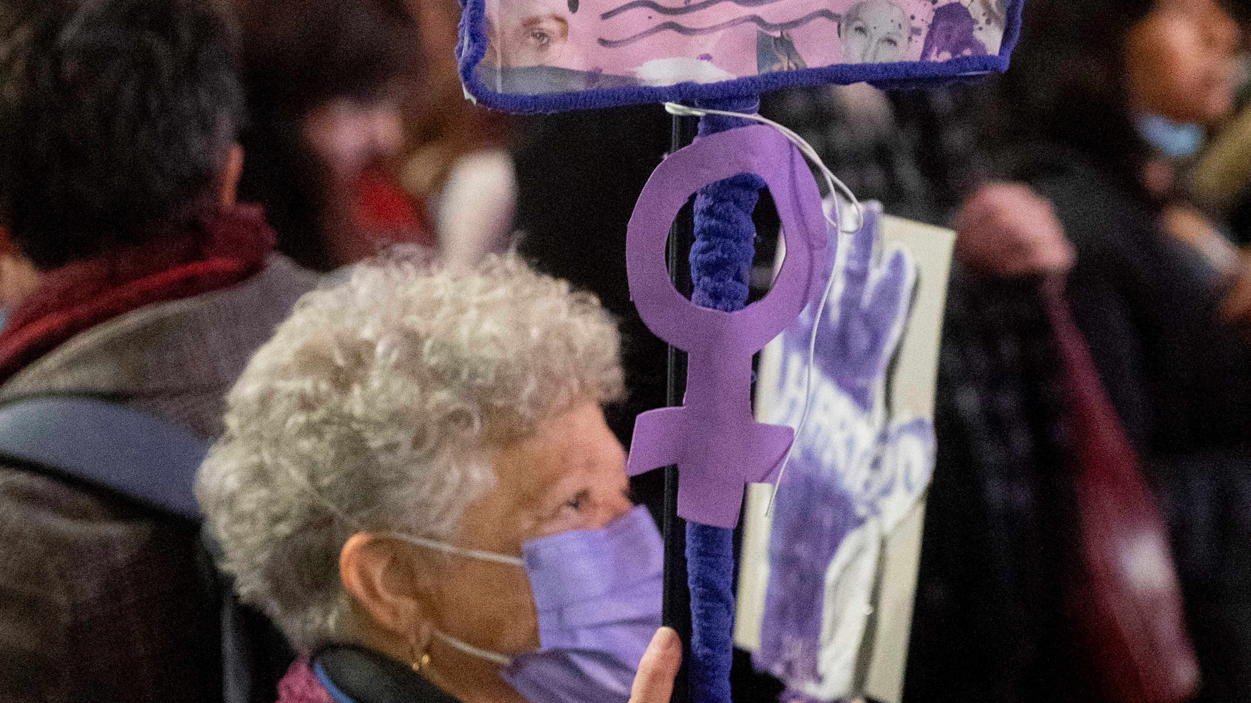 Una mujer durante una manifestación contra las violencias machistas, 25 de noviembre de 2022, en Madrid