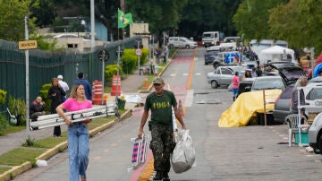 Seguidores de Bolsonaro abandonan un campamento frente a un cuartel del Ejército