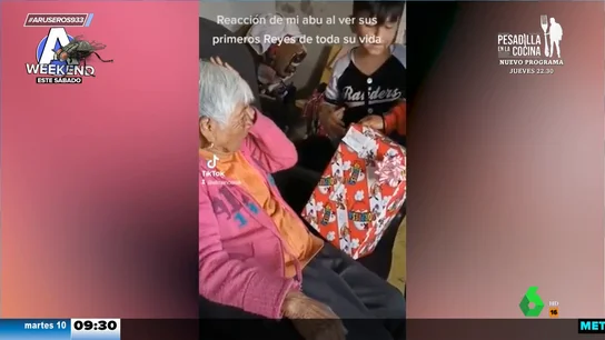 La emotiva reacción de una anciana cuando recibe un regalo de Reyes por primera vez en su vida  La emotiva reacción de una anciana cuando recibe un regalo de Reyes por primera vez en su vida