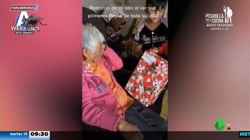 La emotiva reacción de una anciana cuando recibe un regalo de Reyes por primera vez en su vida 