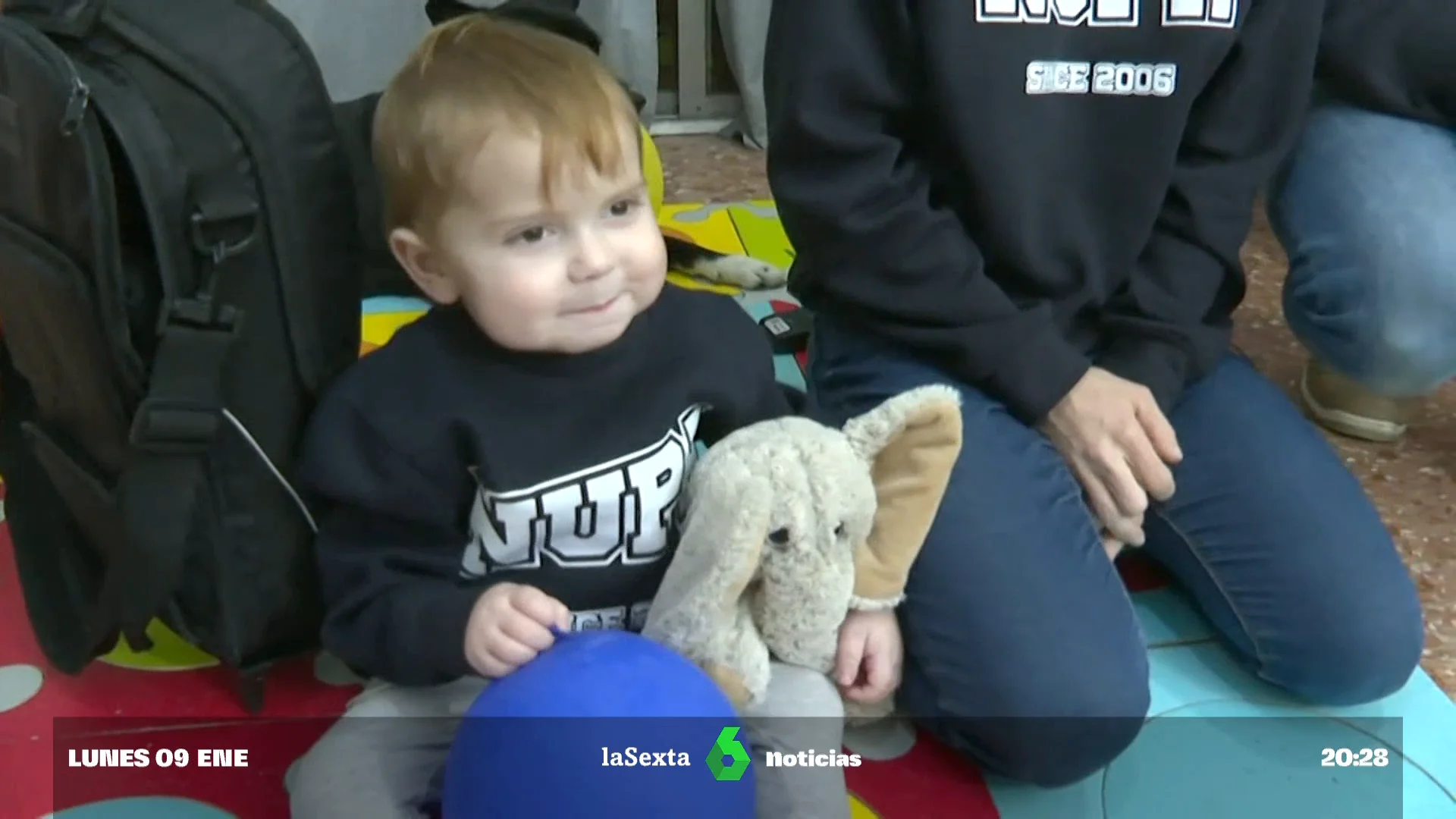 La felicidad de Marcos, un niño de 4 años con una enfermedad rara, tras recuperar a su peluche 'Fantito'