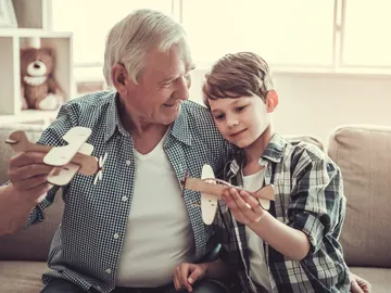 Abuelo jugando con su nieto Abuelo jugando con su nieto