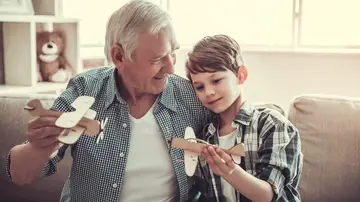 Abuelo jugando con su nieto