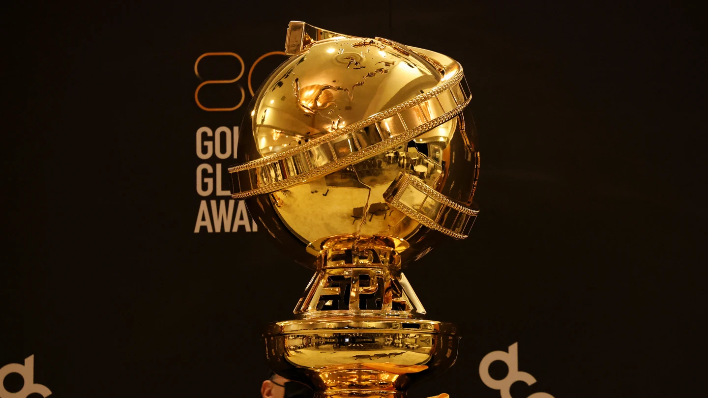Una estatuilla de los premios Globos de Oro Una estatuilla de los premios Globos de Oro