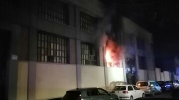 Detenido por incendiar una antigua fábrica de Lleida con su pareja dentro: la víctima está grave