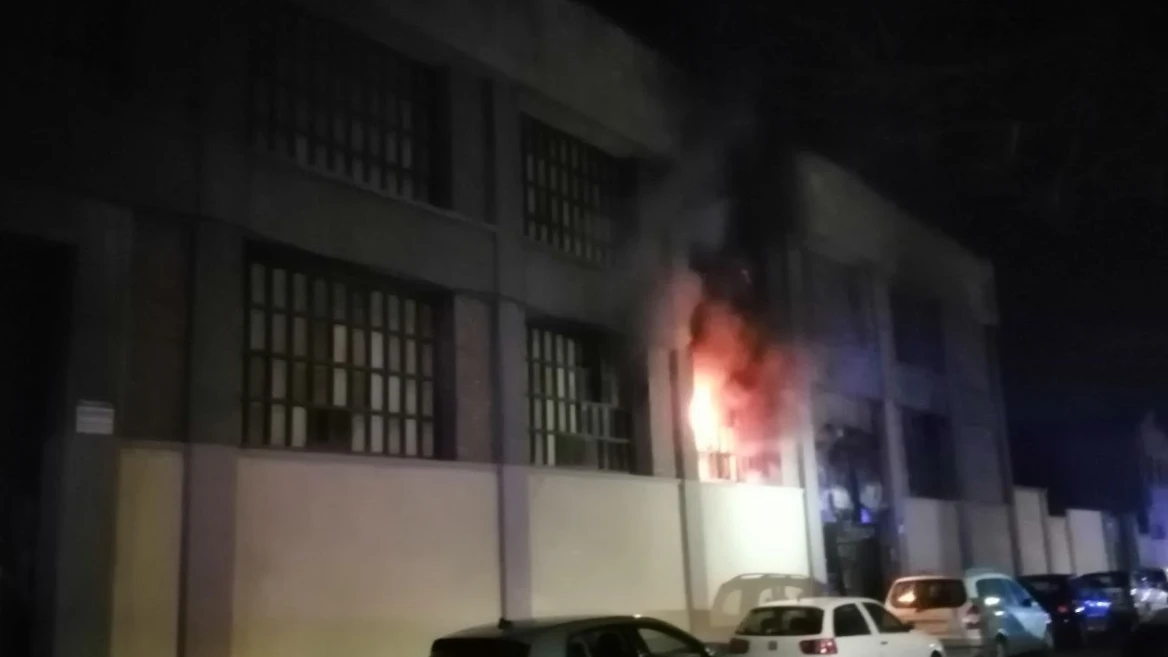 Detenido por incendiar una antigua fábrica de Lleida con su pareja dentro: la víctima está grave