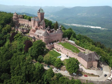 Alto Castillo del Rey o Haut-Koenigsbourg en la Alsacia, Francia