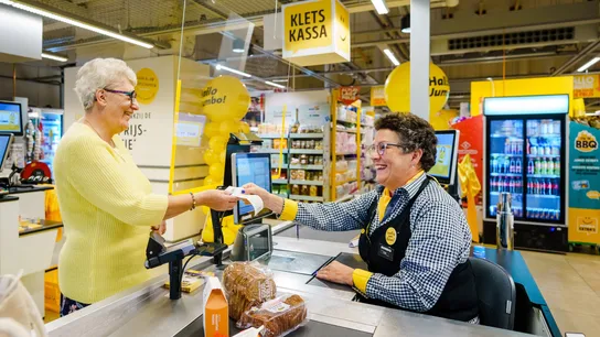 Cajas lentas para charlar, la iniciativa de un supermercado de Holanda para gente mayor con ganas de hablar Cajas lentas para charlar, la iniciativa de un supermercado de Holanda para gente mayor con ganas de hablar