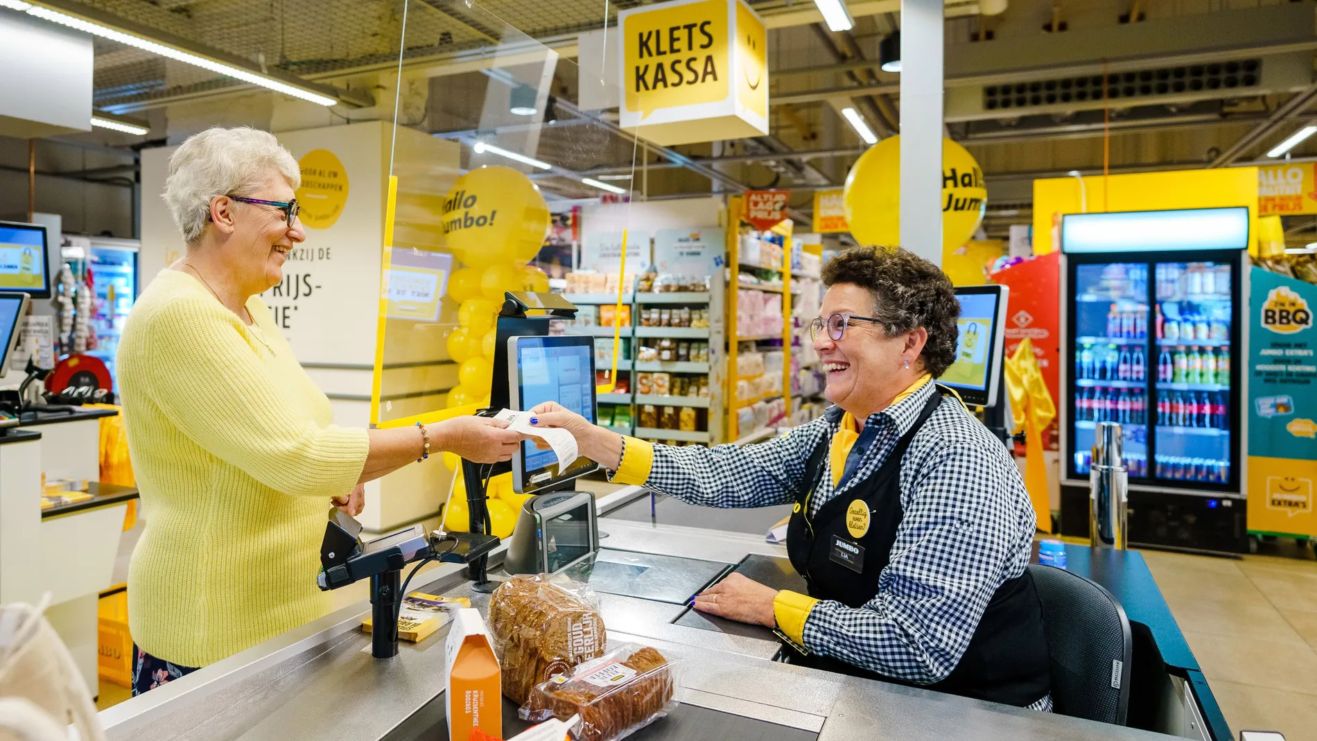 Cajas lentas para charlar, la iniciativa de un supermercado de Holanda para gente mayor con ganas de hablar