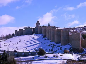 La muralla de Ávila con nieve La muralla de Ávila con nieve