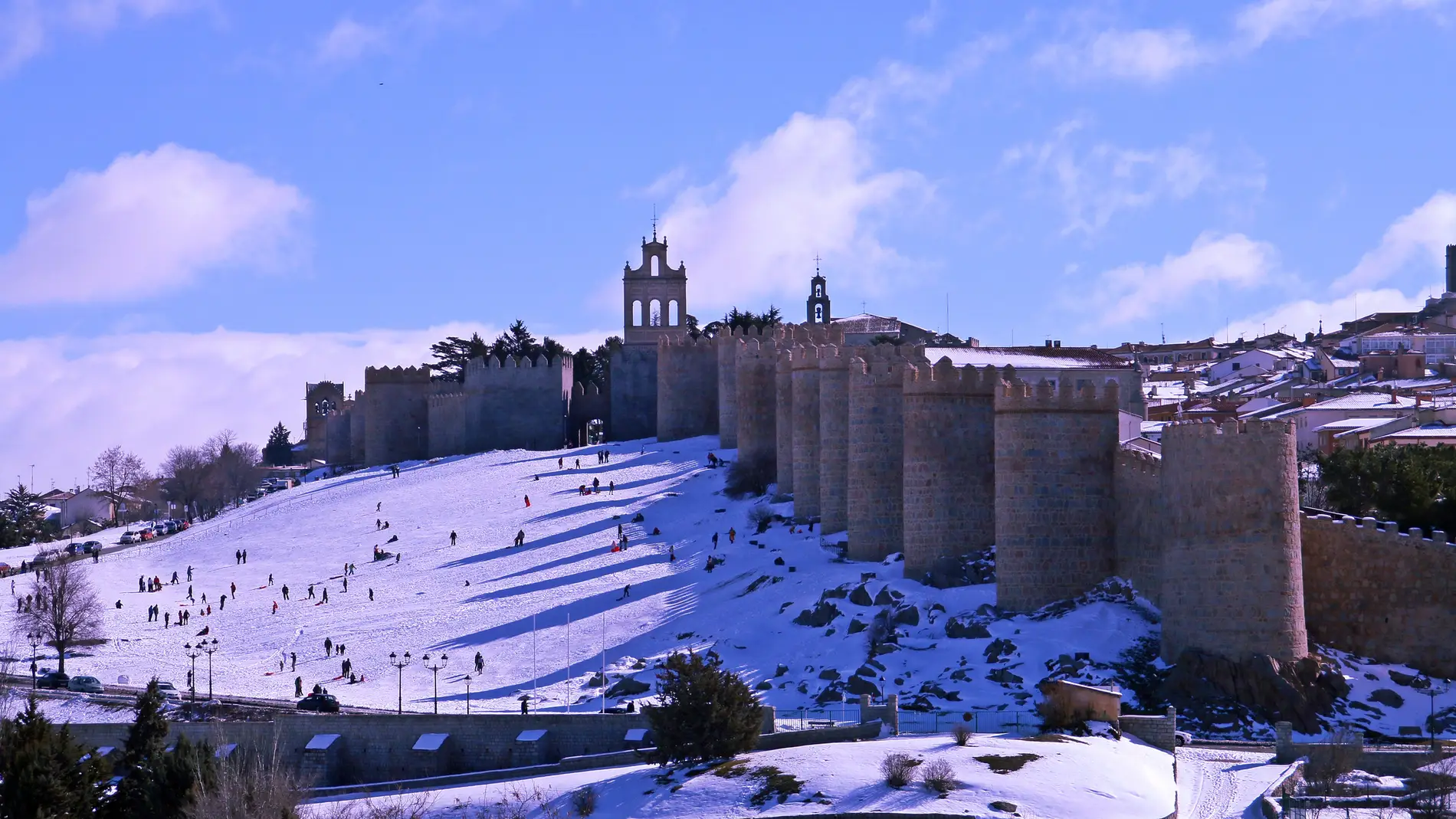 La muralla de Ávila con nieve