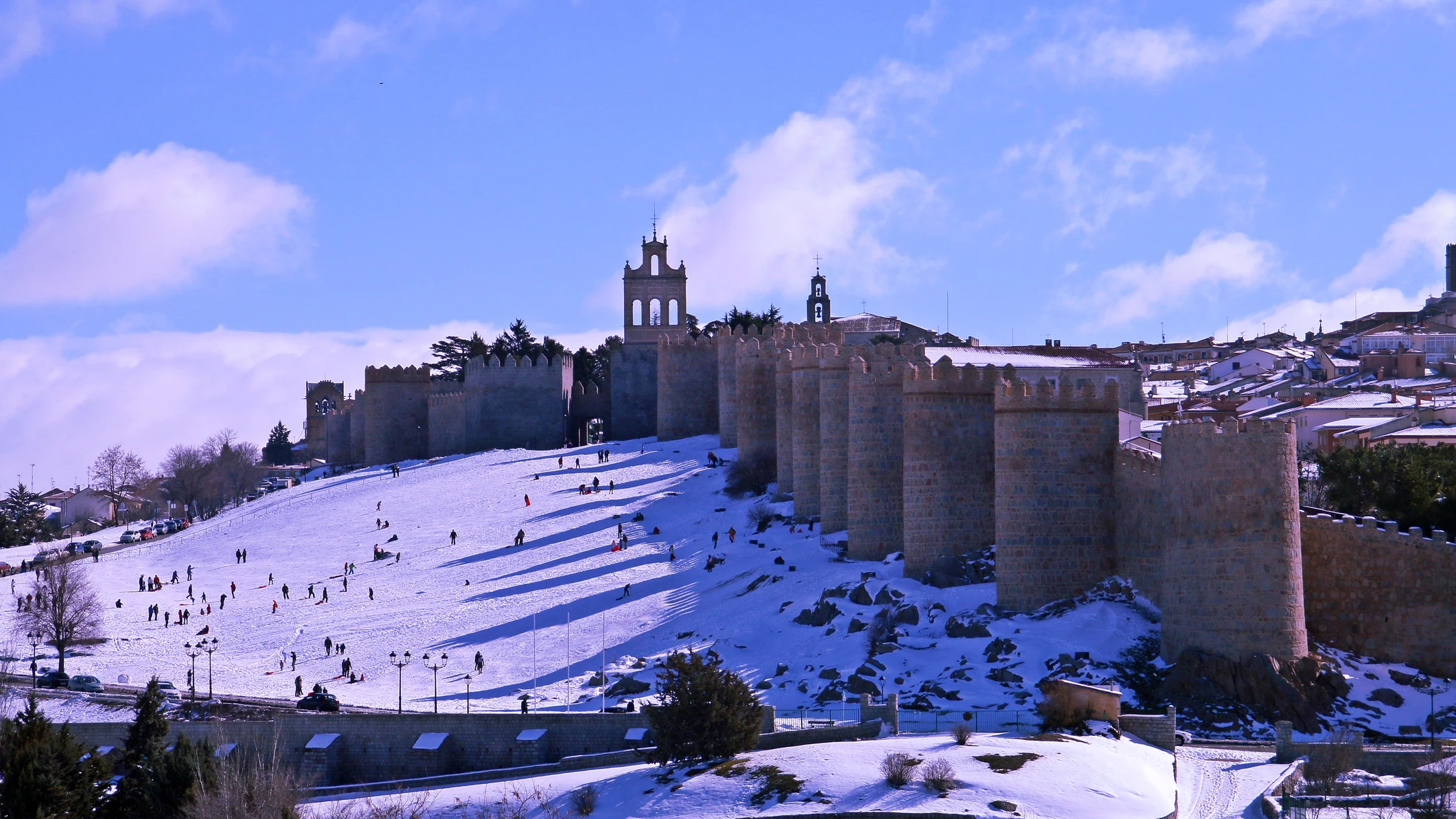 La muralla de Ávila con nieve La muralla de Ávila con nieve