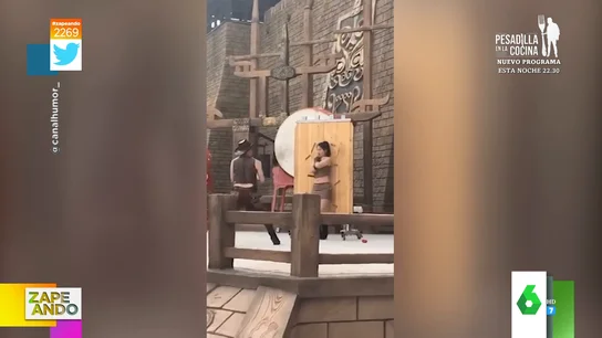 La angustia de una mujer que evita ser atravesada por un lanzador de cuchillos con poca puntería La angustia de una mujer que evita ser atravesada por un lanzador de cuchillos con poca puntería