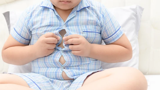 Foto de archivo de obesidad infantil. Inyección Saxenda para niños o cómo tratar la obesidad infantil (también) con fármacos para adelgazar