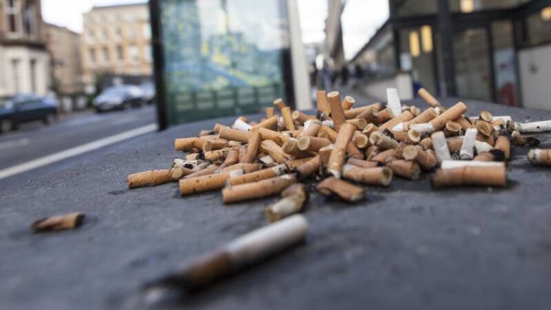 Colillas en el suelo de una ciudad