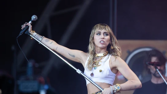 La cantante Miley Cyrus durante un concierto en Glastonbury Festival en 2019. La cantante Miley Cyrus durante un concierto en Glastonbury Festival en 2019.