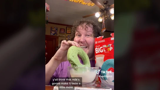 Imagen del 'tiktoker' Wafffler69 en su último vídeo, probando un cereal gigante. Imagen del 'tiktoker' Wafffler69 en su último vídeo, probando un cereal gigante.