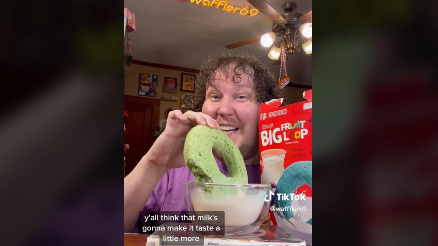 Imagen del 'tiktoker' Wafffler69 en su último vídeo, probando un cereal gigante. Imagen del 'tiktoker' Wafffler69 en su último vídeo, probando un cereal gigante.