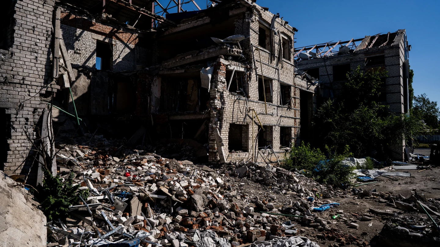 Imagen de archivo de un edificio destruido por misiles rusos en Bajmut, Ucrania. Imagen de archivo de un edificio destruido por misiles rusos en Bajmut, Ucrania.