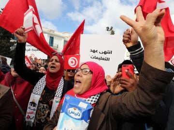 Thousands of Tunisians take to the streets to protest against the president of the country