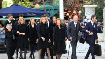Los reyes eméritos Juan Carlos I y Sofía junto a sus hijas y nietos llegando al funeral de Constantino de Grecia.