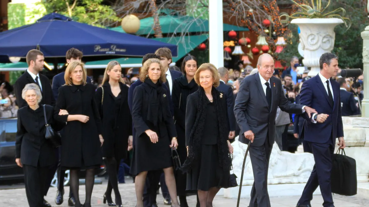 La imagen del reencuentro de Juan Carlos I con la reina Sofia y sus hijas  en el funeral de Constantino de Grecia