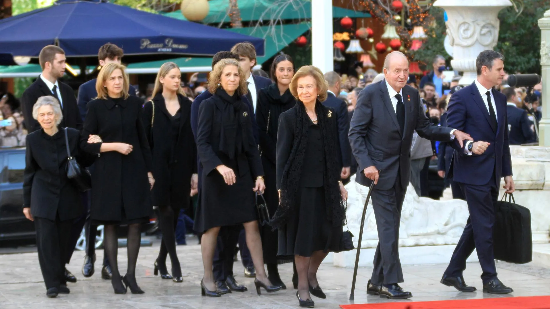 Los reyes eméritos Juan Carlos I y Sofía junto a sus hijas y nietos llegando al funeral de Constantino de Grecia.