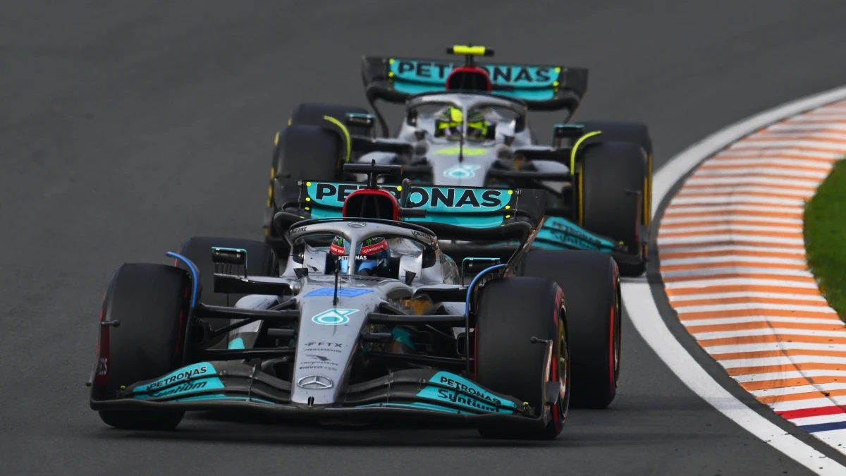 Hamilton y Russell, en sus Mercedes