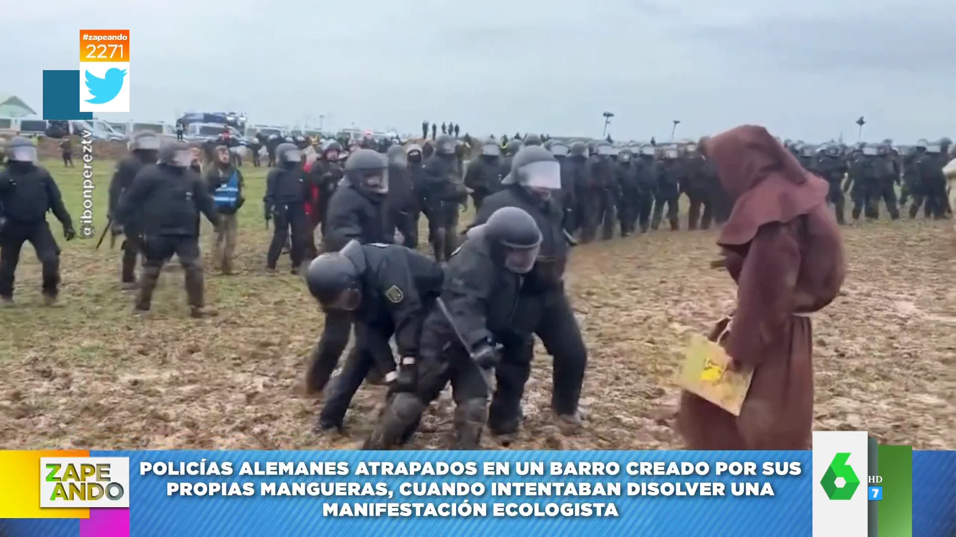 Así se queda un grupo de policías atrapados en el barro que ellos mismos crearon para disolver una manifestación 