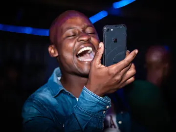 Persona usa el móvil y se ríe Persona usa el móvil y se ríe