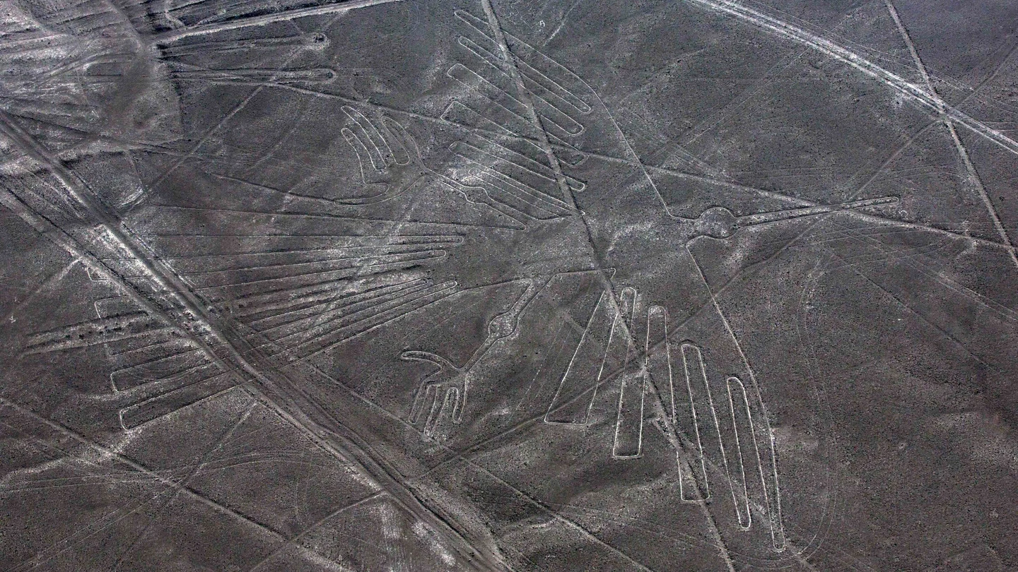 Imagen de archivo del geoglifo del cóndor en el desierto de Nazca, Perú Imagen de archivo del geoglifo del cóndor en el desierto de Nazca, Perú