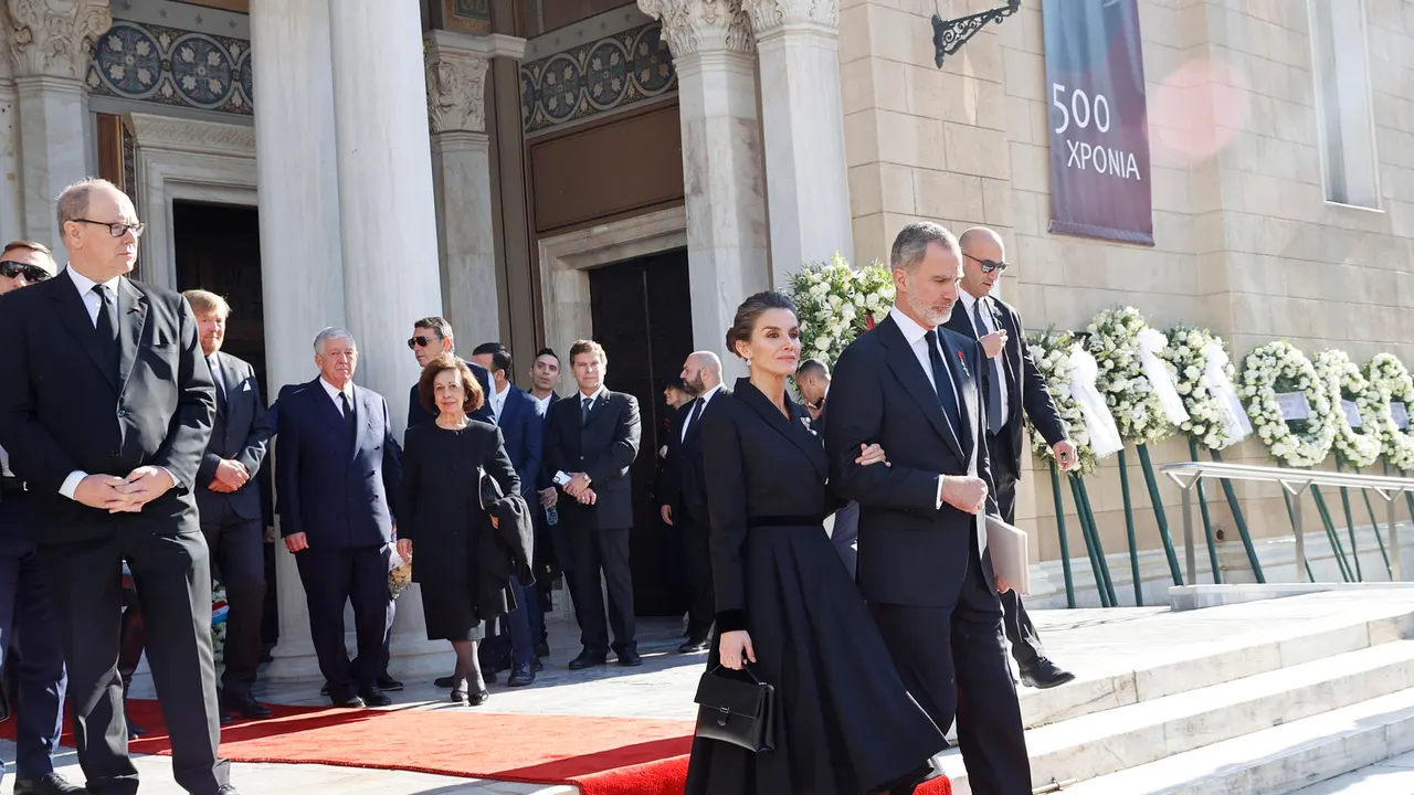 Felipe VI y la reina Letizia evitan la foto con Juan Carlos I en el funeral de Constantino de Grecia
