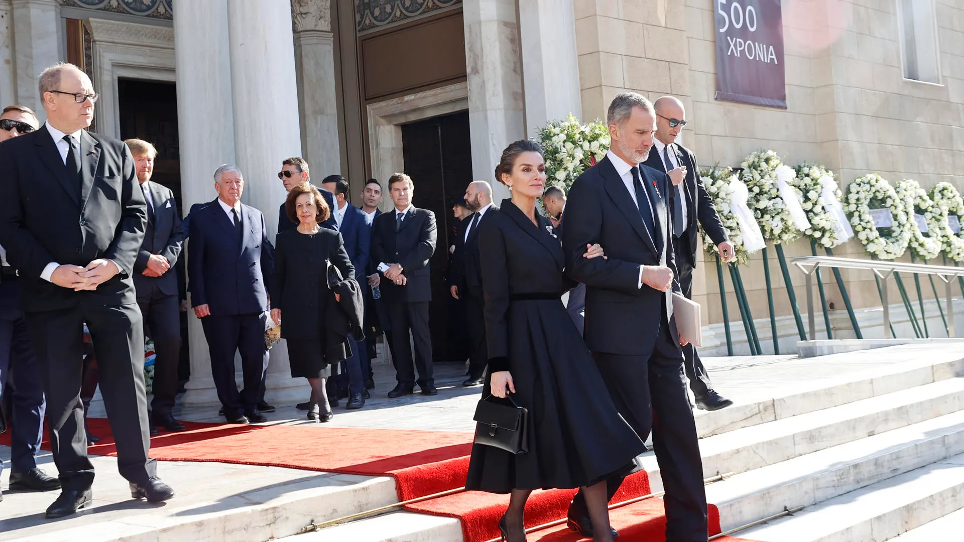 Los reyes de España, Felipe VI y Letizia, a la salida de la Catedral Metropolitana de Atenas.