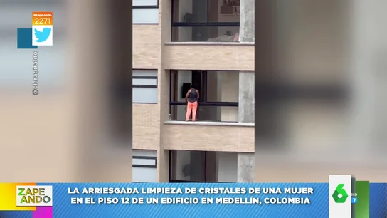 El viral de una mujer que limpia las ventanas de su casa desde la cornisa de un duodécimo piso El viral de una mujer que limpia las ventanas de su casa desde la cornisa de un duodécimo piso