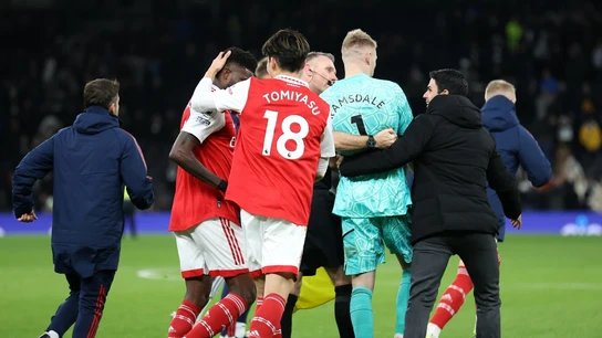 Ramsdale, tras recibir una patada de un aficionado del Tottenham Ramsdale, tras recibir una patada de un aficionado del Tottenham