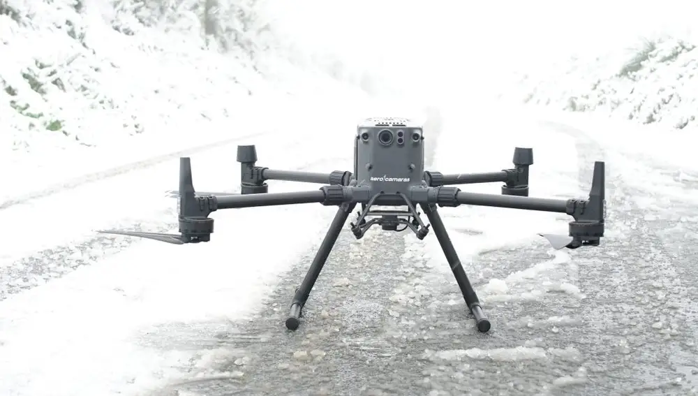 Un dron en una pista de nieve