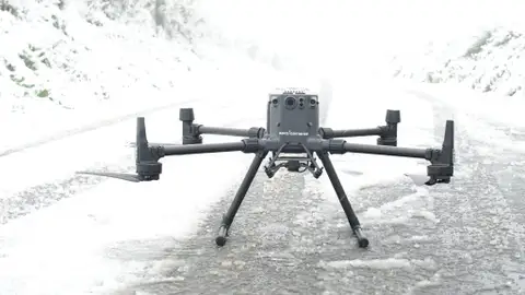 Un dron en una pista de nieve Un dron en una pista de nieve