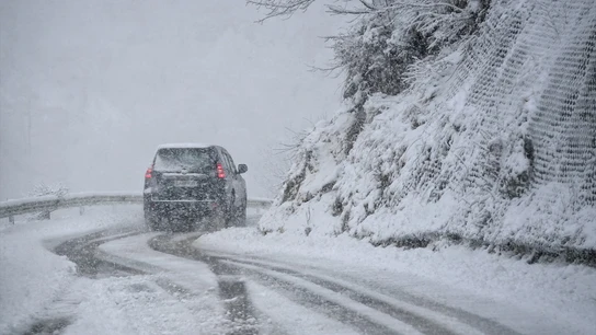 Carreteras cortadas, fuerte oleaje y nieve en cotas bajas: llega lo peor del temporal Carreteras cortadas, fuerte oleaje y nieve en cotas bajas: llega lo peor del temporal