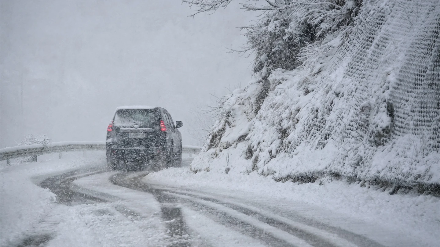 Carreteras cortadas, fuerte oleaje y nieve en cotas bajas: llega lo peor del temporal Carreteras cortadas, fuerte oleaje y nieve en cotas bajas: llega lo peor del temporal