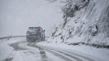 Carreteras cortadas, fuerte oleaje y nieve en cotas bajas: llega lo peor del temporal