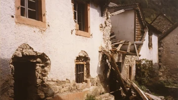 Fotografía de archivo que muestra el estado en el que quedaron las viviendas tras el abandono del pueblo.